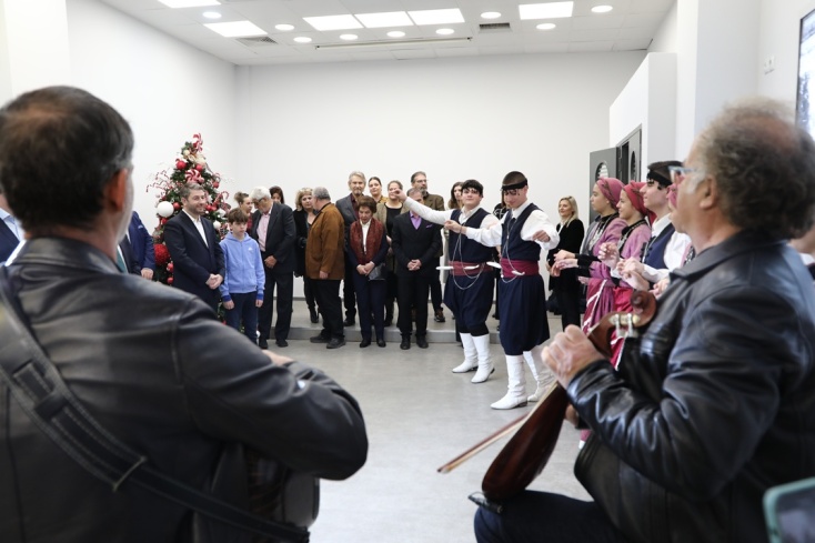 Πρωτοχρονιάτικα κάλαντα και μαντινάδα για τον Νίκο Ανδρουλάκη στη Χαριλάου Τρικούπη