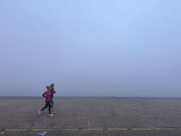 Πολίτες αθλούνται και περπατούν εν μέσω ομίχλης στην παραλία της Θεσσαλονίκης