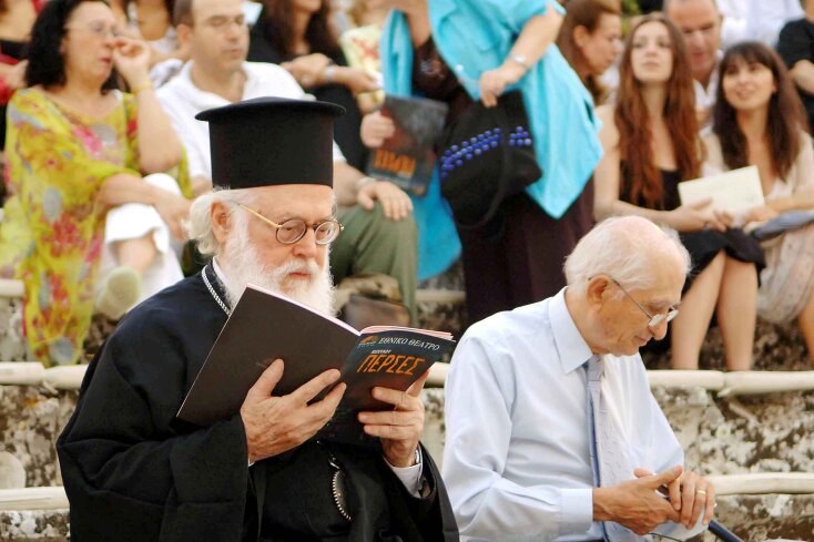 Ο Αρχιεπίσκοπος Αλβανίας Αναστάσιος σε παράσταση αρχαίου δράματος