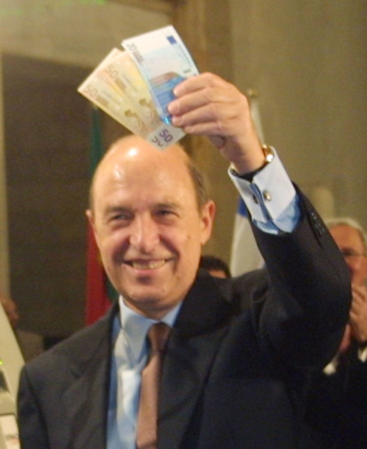 Ο Κώστας Σημίτης κρατά στα χέρια του ευρώ