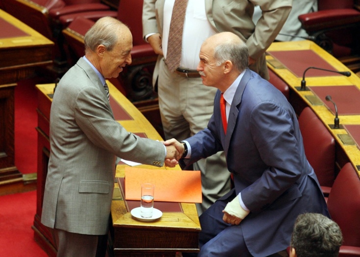 Κώστας Σημίτης και Γιώργος Παπανδρέου σε χειραψία τους στη Βουλή