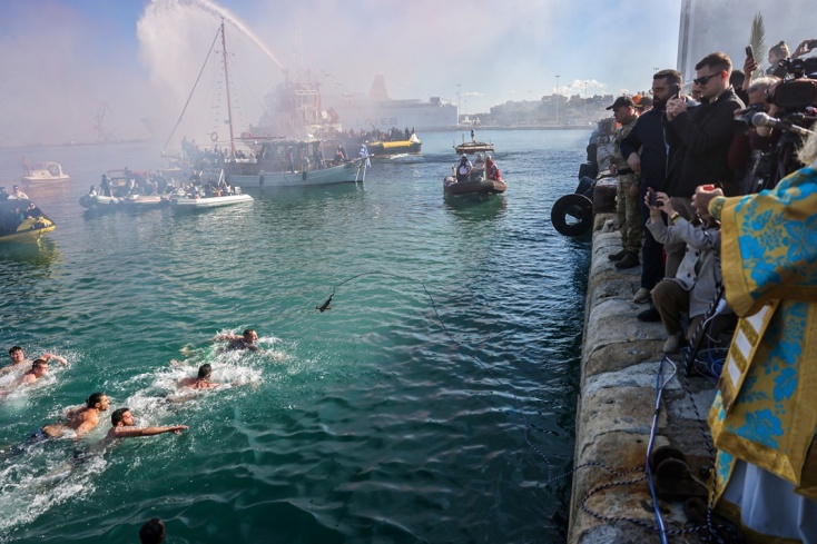 Θεοφάνεια με 50 βουτηχτάδες στο Ηράκλειο Κρήτης 