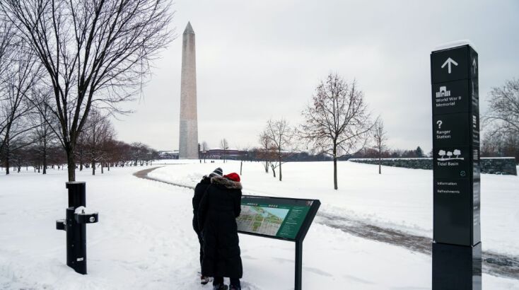 Ένα λευκό στρώμα χιονιού καλύπτει τους δρόμους της Ουάσινγκτον