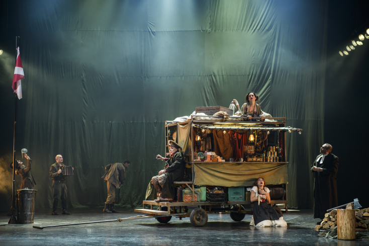 «Μάνα Κουράγιο και τα παιδιά της» του Εθνικού Θεάτρου στην Κεντρική Σκηνή του κτηρίου Τσίλλερ © Ελίνα Γιουνανλή