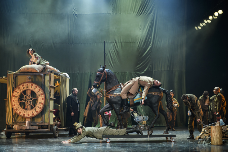 «Μάνα Κουράγιο και τα παιδιά της» του Εθνικού Θεάτρου στην Κεντρική Σκηνή του κτηρίου Τσίλλερ