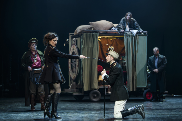 «Μάνα Κουράγιο και τα παιδιά της» του Εθνικού Θεάτρου στην Κεντρική Σκηνή του κτηρίου Τσίλλερ © Ελίνα Γιουνανλή