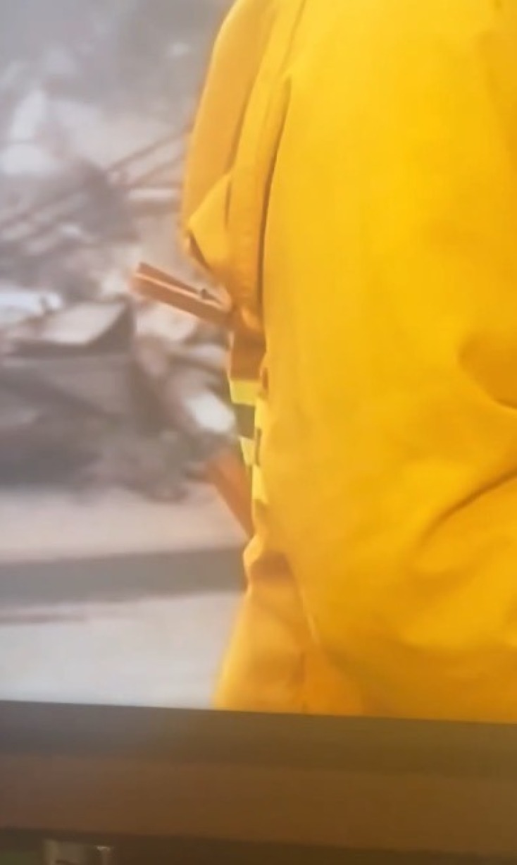 Τα... μανταλάκια που ίσιωναν το ειδικό σακάκι του ρεπόρτερ 