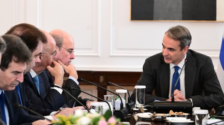 «Είμαστε μια χώρα που έχει δοκιμαστεί από τον λαϊκισμό και τις εύκολες λύσεις, που αποδείχθηκαν ανέφικτες», σημείωσε κατά την εισήγησή του o πρωθυπουργός