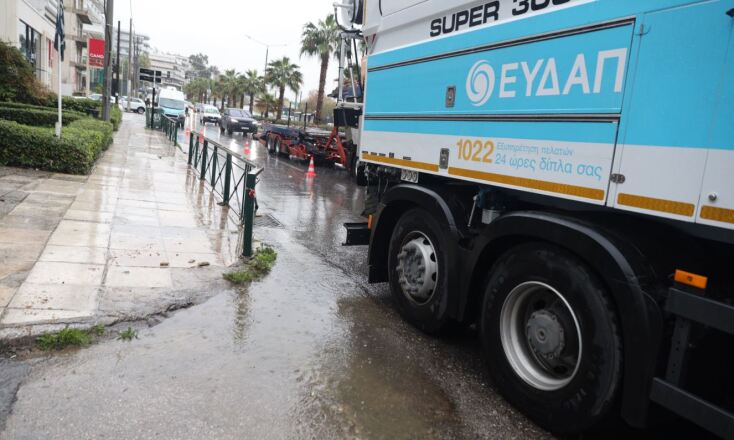 Πλημμύρισε η Παραλιακή λόγω της σφοδρής βροχόπτωσης