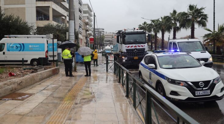 Πλημμύρισε η Παραλιακή λόγω της σφοδρής βροχόπτωσης