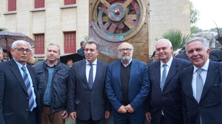 Το μνημείο αποτελεί δωρεά στο Δήμο Ρόδου και τοποθετήθηκε σε δημόσιο χώρο, στο συγκρότημα Θέρμαι.