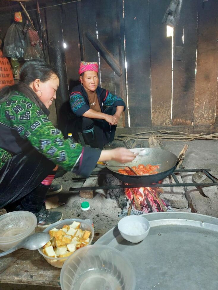H Car μαγειρεύει. Δίπλα της η πεθερά της.