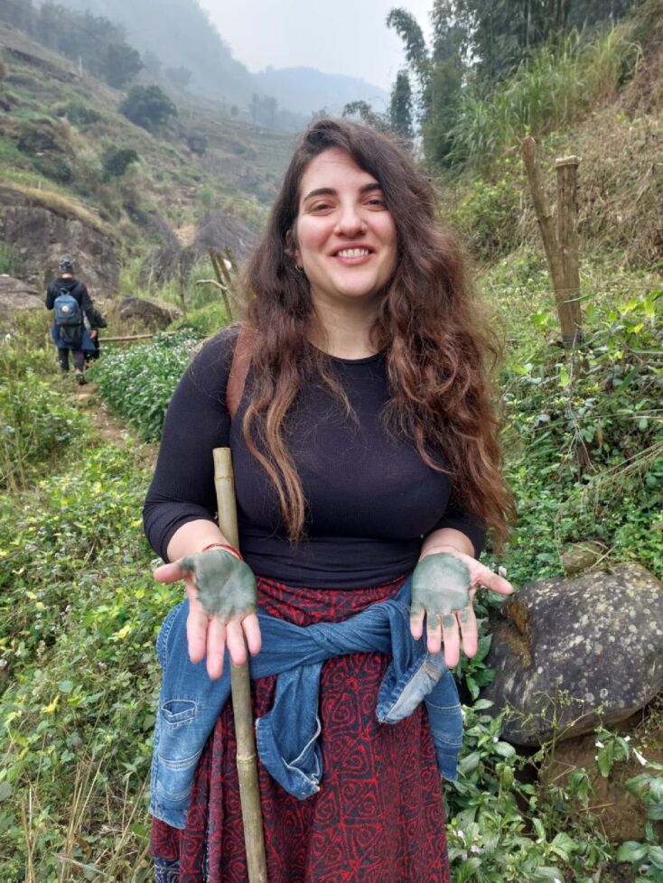 Το αποτέλεσμα που έχει στα χέρια η ολιγόλεπτη τριβή λίγων φύλλων Indigo ανάμεσα στις παλάμες