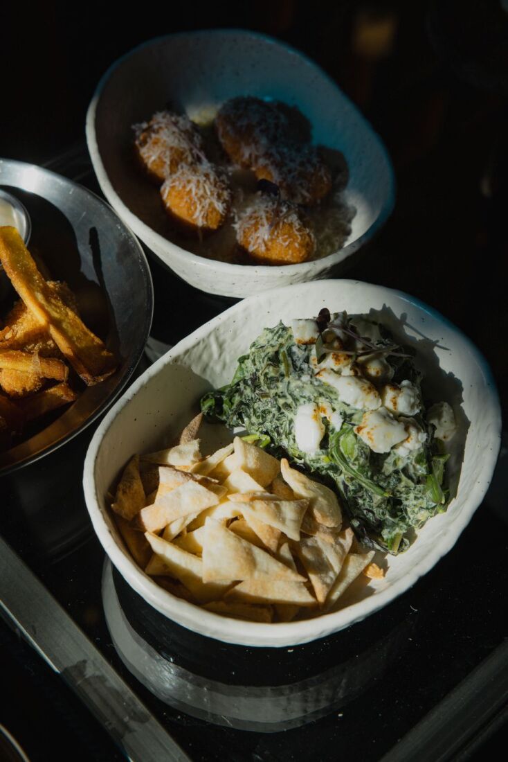 Ντιπ σπανακόπιτας με χωριάτικο φύλλο και ξινομυζήθρα