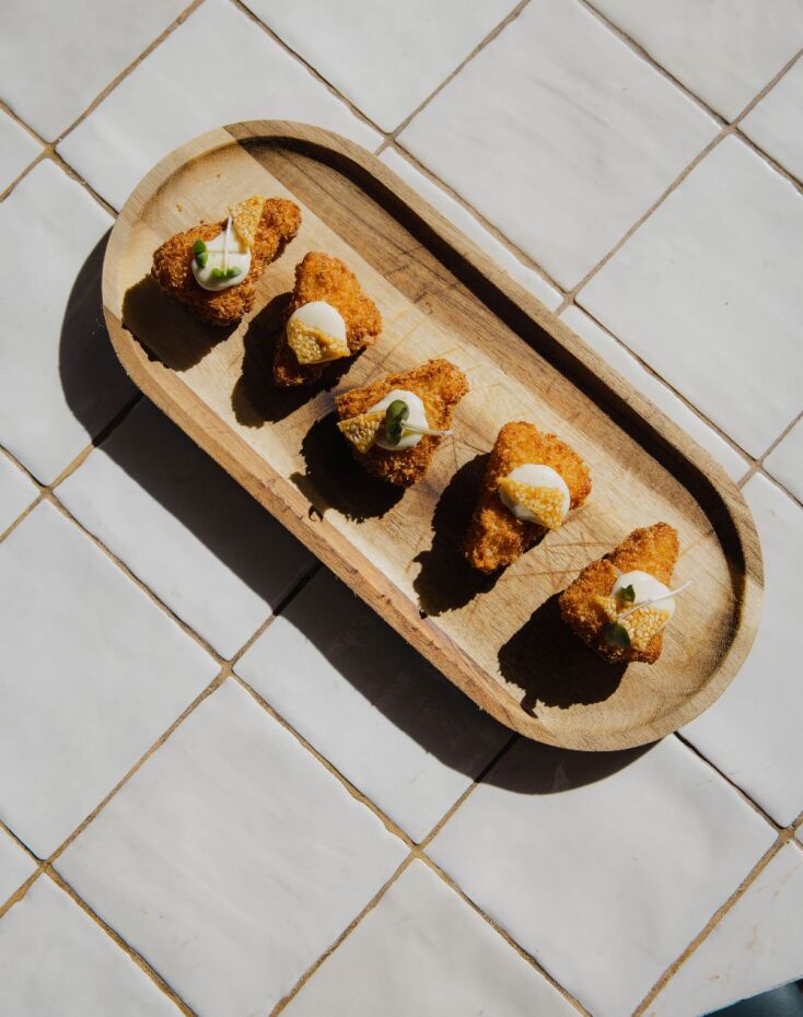 Γραβιέρα σαγανάκι με μαγιονέζα λεμόνι και παστέλι