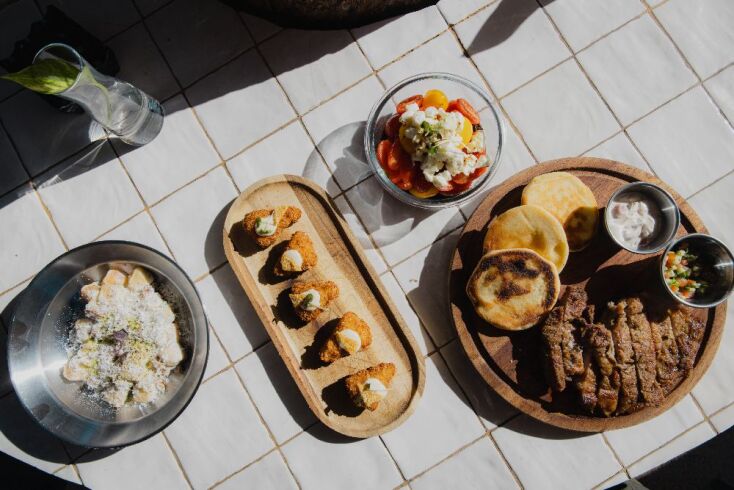 Naked, πλατεία Αγίας Ειρήνης