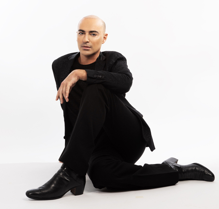 Θανάσης Αλευράς, 46 + Σέξυ: Ένα χαρούμενο εξωστρεφές σόου