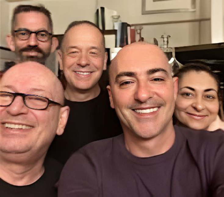 Θανάσης Αλευράς, 46 + Σέξυ: Ένα χαρούμενο εξωστρεφές σόου