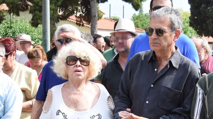 Η Καίτη Γκρέϋ με τον Γιώργο Νταλάρα στην κηδεία του Γιάννη Πουλόπουλου