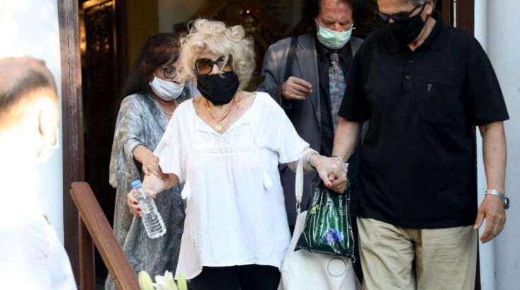 Η Καίτη Γκρέϋ στην κηδεία του Γιάννη Πουλόπουλου