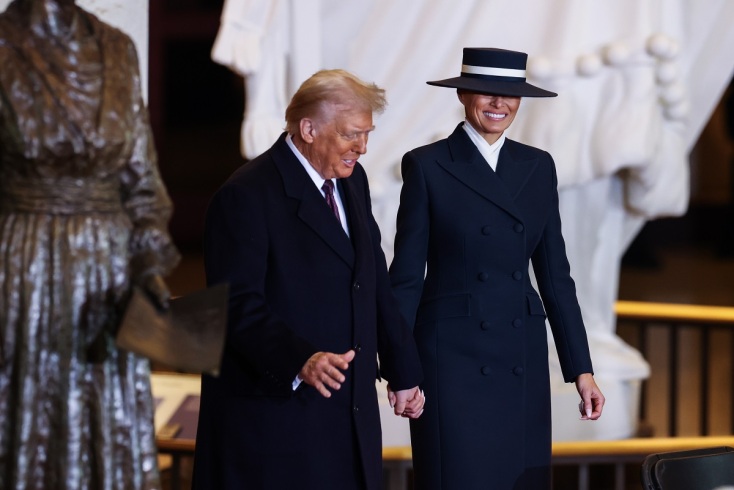 Μελάνια Τραμπ: Ένα ναυτικό παλτό κατά παραγγελία από τον Adam Lippes και ένα ασορτί καπέλο από τον Eric Javits τράβηξαν την προσοχή για το υψηλό τους κόστος