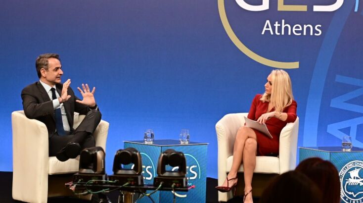 Ο Πρωθυπουργός Κυριάκος Μητσοτάκης συζητά με τον πρώην πρωθυπουργό της Ιταλίας Ενρίκο Λέτα,