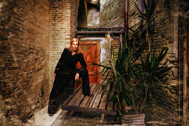 Συνέντευξη με τη διάσημη Γερμανίδα καλλιτέχνιδα του θεάτρου και του καμπαρέ Ute Lemper που παρουσιάζει στο αθηναϊκό θέατρο Παλάς, στις 3 Φεβρουαρίου 2025, την παράσταση “Ραντεβού με τη Μάρλεν”, βασισμένη σε τραγούδια, ιστορίες και αναμνήσεις τις οποίες εξομολογήθηκε η θρυλική ντίβα του Χόλιγουντ, Marlene Dietrich, σε ένα τρίωρο τηλεφώνημα που είχε με τη νεαρή τότε, Ute.  