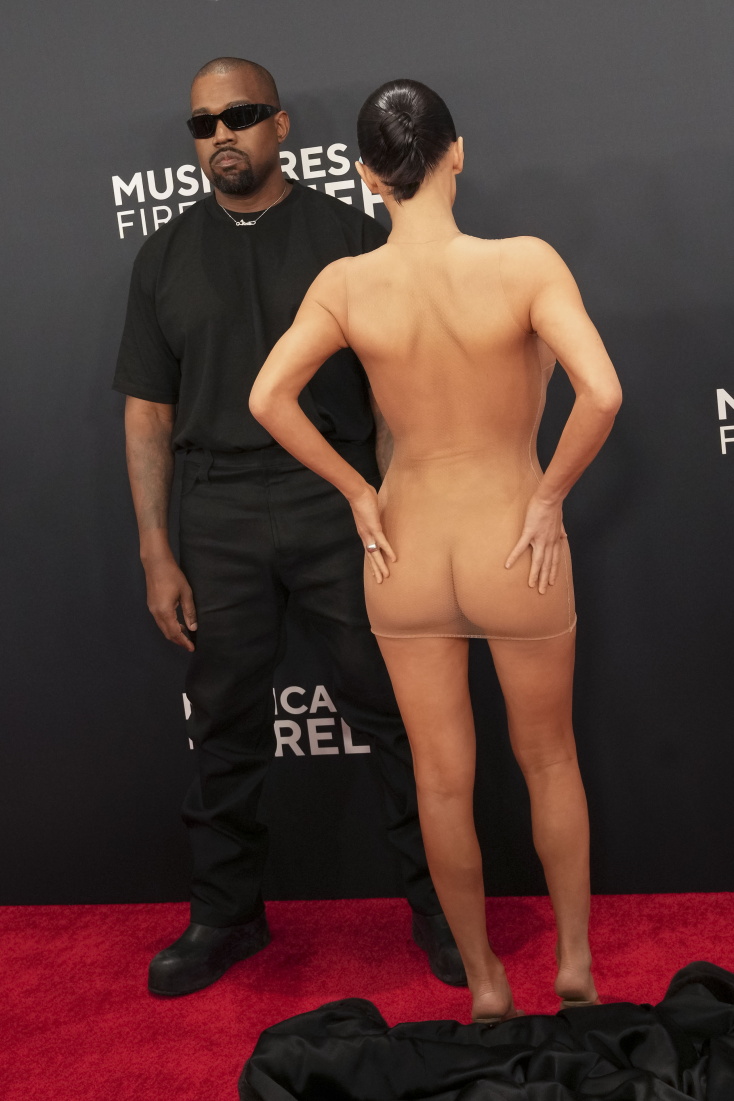 Μπιάνκα Σενσόρι: Εμφανίστηκε γυμνή στο κόκκινο χαλί των Grammy