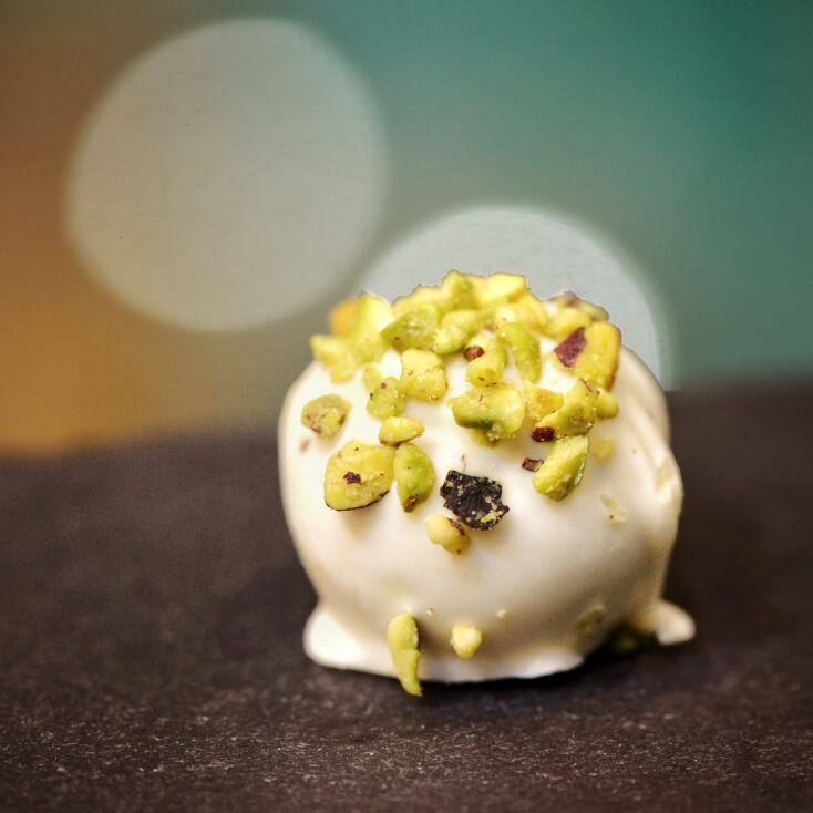 Το γλυκό φιστικάτο με λευκή σοκολάτα του Μούρτζη στην Αίγινα, ιδανικό για γιορτές, αρραβώνες και γάμους 