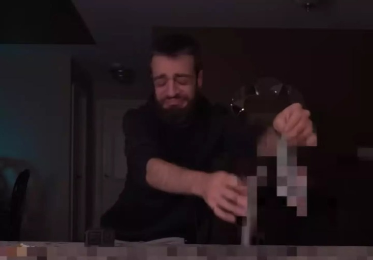 Η αηδία του Youtuber τη στιγμή που καταλαβαίνει τι βρισκόταν στο εσωτερικό της κούκλας 