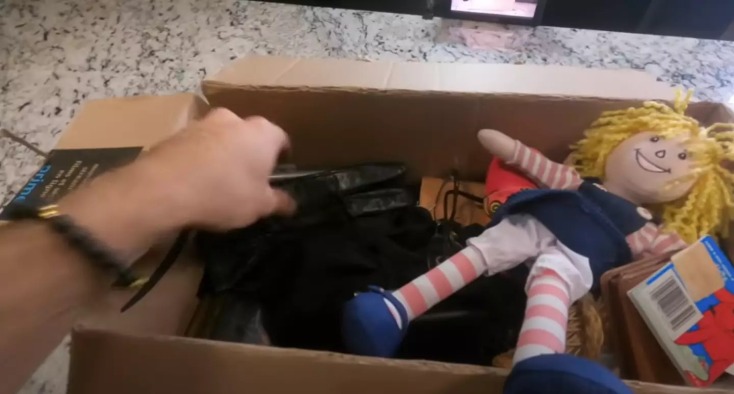 Η κούκλα που υπήρχε μέσα στο πακέτο και το αηδιαστικό περιεχόμενό της 