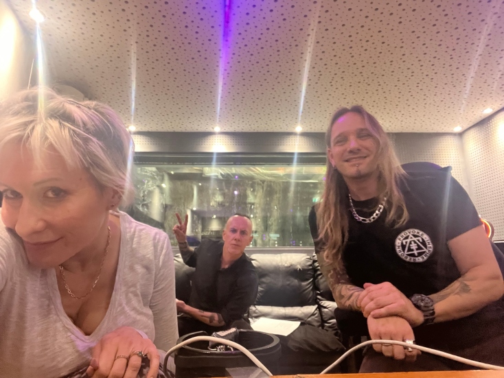 Ανδρονίκη Σκουλά, Adam Darski aka Nergal και Fotis Benardo στα Devasoundz Studios στην Αθήνα