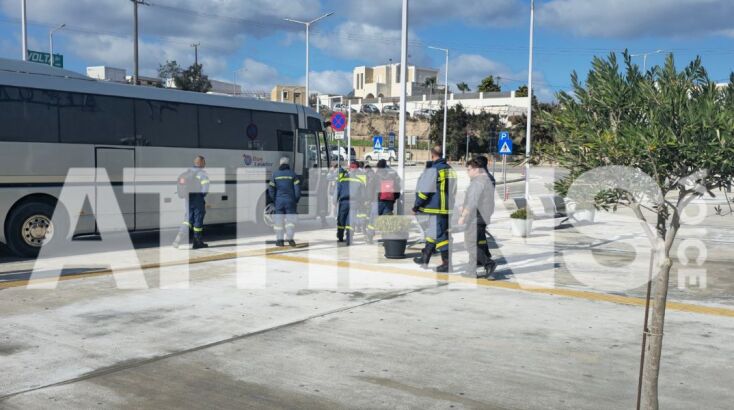 Σαντορίνη: Νέα ομάδα πυροσβεστών της ειδικής υπηρεσίας της ΕΜΑΚ κατέφθασε το μεσημέρι της Τετάρτης προκειμένου να αναλάβει υπηρεσία και να προσφέρει βοήθεια