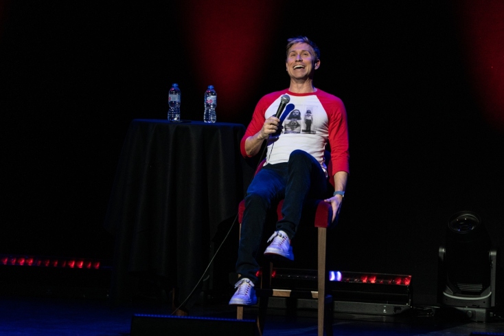 Ράσελ Χάουαρντ: Βρίσκω αστεία για να φωτίσω σκοτεινές πτυχές 