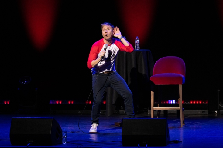 Ράσελ Χάουαρντ: Βρίσκω αστεία για να φωτίσω σκοτεινές πτυχές 