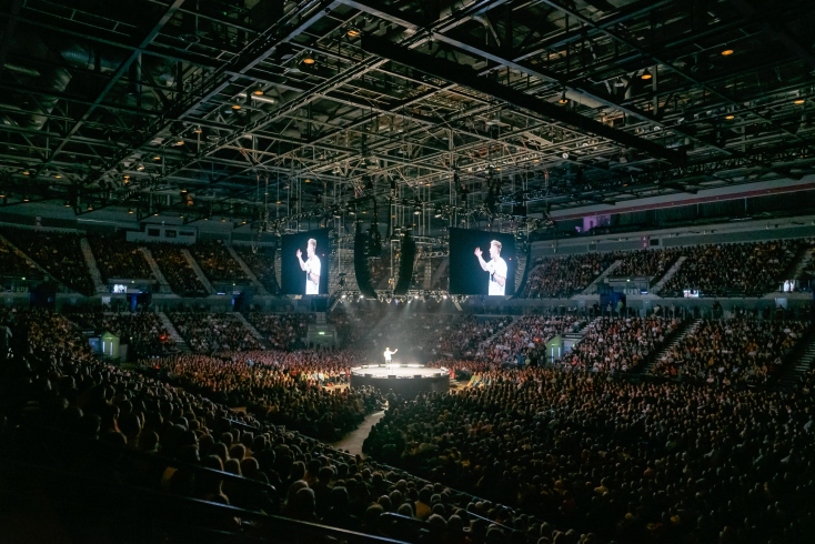 Ράσελ Χάουαρντ: Βρίσκω αστεία για να φωτίσω σκοτεινές πτυχές 