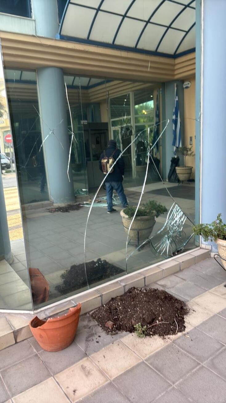 Ο Ν. Χαρδαλιάς καταγγέλλει επίθεση κουκουλοφόρων σε κτίριο της Περιφέρειας Αττικής Ζημιές στο κτίριο της Περιφέρειας Αττικής στην Ελευσίνα
