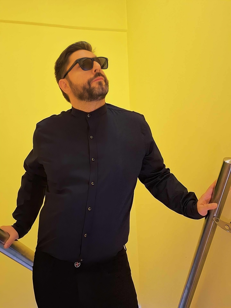 Yellow Red: Σύνθια αντί για κιθάρες από ένα μέλος των Sugar For The Pill