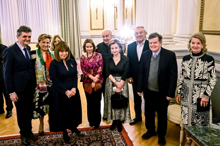 Η Πρόεδρος της Δημοκρατίας, Κατερίνα Σακελλαροπούλου με τους συντελεστές της έκδοσης του λευκώματος για την Προεδρία της Δημοκρατίας
