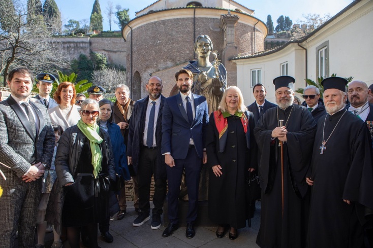 Παρουσιάστηκε στη Ρώμη το γλυπτό με τη μορφή της Μαρίας Κάλλας - Δημιουργία του διεθνούς φήμης Έλληνα γλύπτη Νίκου Φλώρου