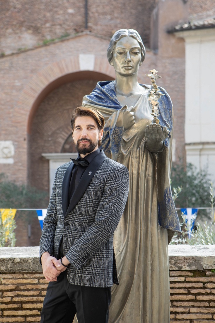 Παρουσιάστηκε στη Ρώμη το γλυπτό με τη μορφή της Μαρίας Κάλλας - Δημιουργία του διεθνούς φήμης Έλληνα γλύπτη Νίκου Φλώρου