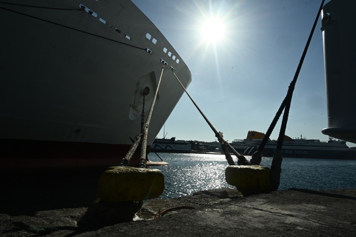 Δεμένα τα πλοία στα λιμάνια