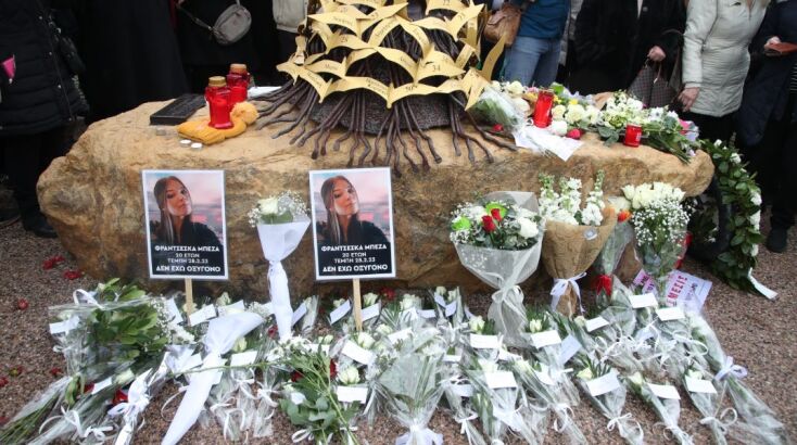  Αποκαλυπτήρια του γλυπτού στη Θεσσαλονίκη για τα 57 θύματα των Τεμπών