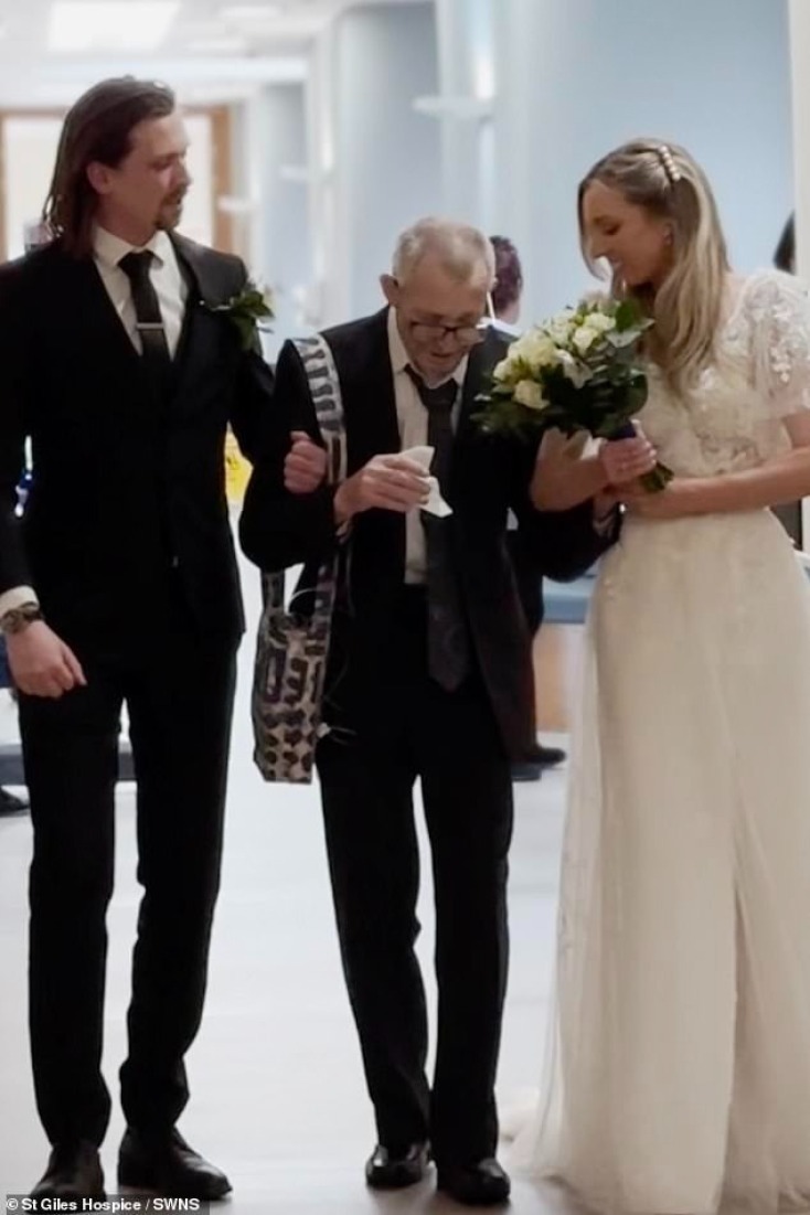 Οργάνωσε τον γάμο της σε κάτι λιγότερο από 24 ώρες, μόνο και μόνο για να τη συνοδεύσει ο πατέρας της 