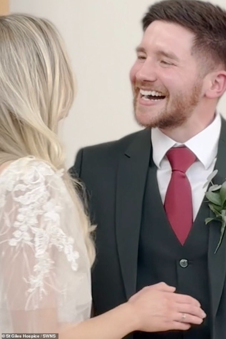 Οργάνωσε τον γάμο της σε κάτι λιγότερο από 24 ώρες, μόνο και μόνο για να τη συνοδεύσει ο πατέρας της 