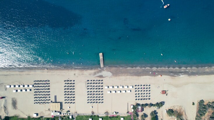 Παραλία στο Ρέθυμνο με καρέκλες και ομπρέλες