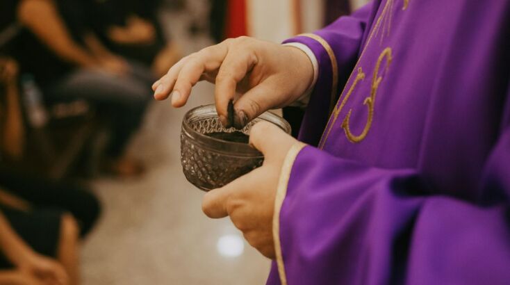 Η σκόνη έχει μεταφραστεί από ορισμένους ως στάχτη, κάτι που έπαιξε ρόλο στην καθιέρωση της ημέρας ως «Τετάρτης των Τεφρών».