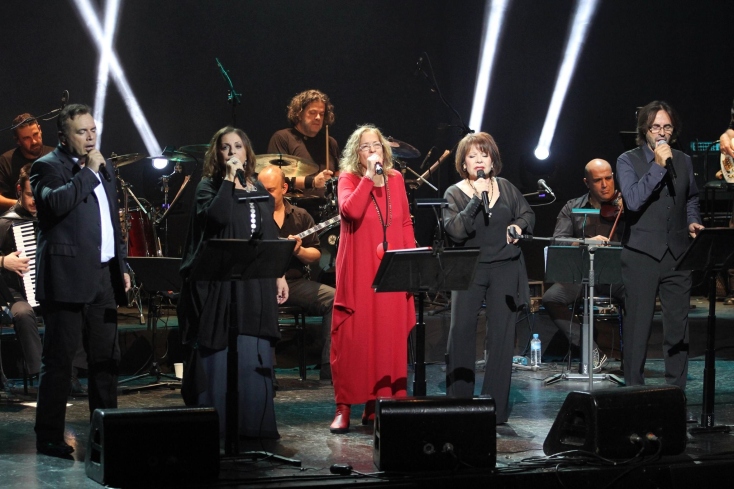 Βάσω Αλλαγιάννη: Η ζωή της ελληνίδας συνθέτριας, τραγουδίστριας, ζωγράφου, φωτογράφου - Οι συνεργασίες, η σχέση με τον Μανώλη Ρασούλη, η ενασχόληση με το reiki.