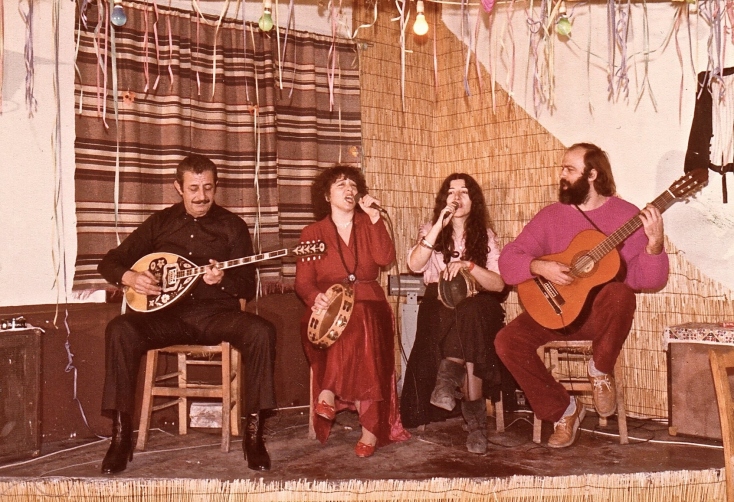 Βάσω Αλλαγιάννη: Η ζωή της ελληνίδας συνθέτριας, τραγουδίστριας, ζωγράφου, φωτογράφου - Οι συνεργασίες, η σχέση με τον Μανώλη Ρασούλη, η ενασχόληση με το reiki.