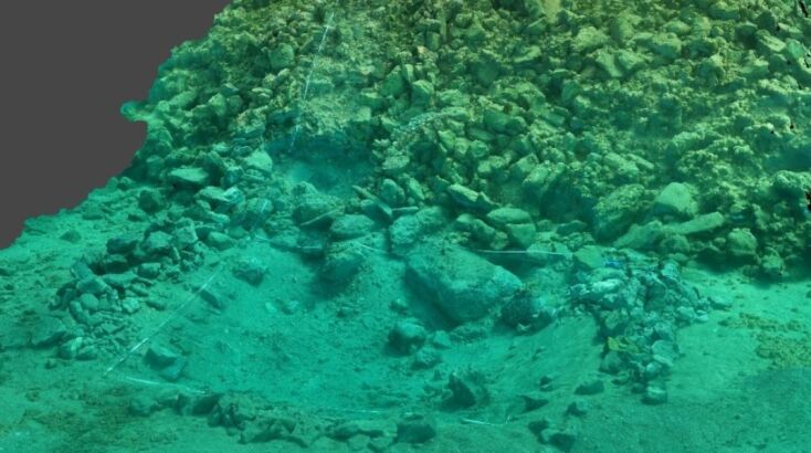 Φωτογραμμετρικό μοντέλο της τομής μετά την ανασκαφή. Επισημαίνεται επίσης η καθαρισμένη περιοχή κατά μήκος της μετροταινίας στην λιθόκτιστη κατασκευή πάνω από την τομή / Jens Lindström-NMG